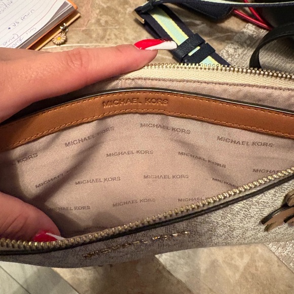 Michael Kors wristlet - Picture 2 of 2